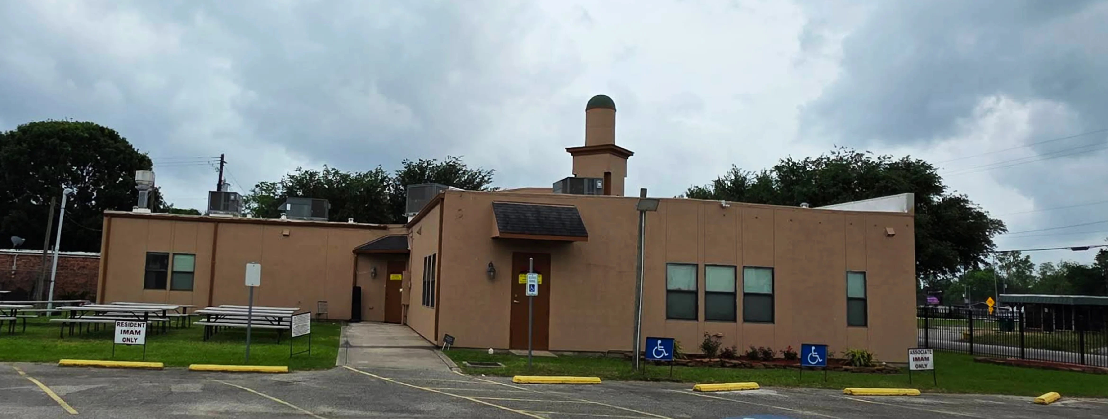 Exterior view of Houston Masjid of Al-Islam Houston building